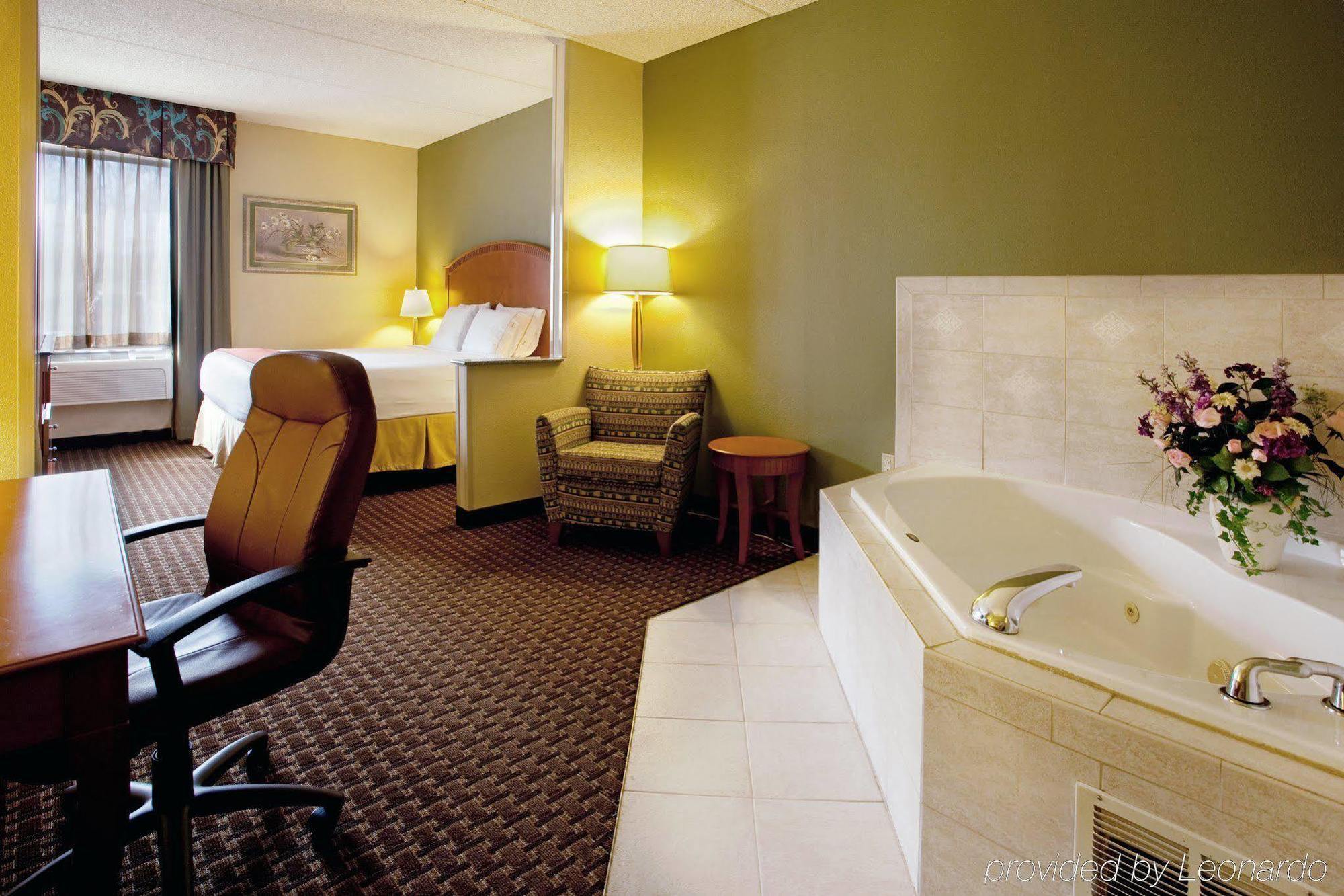 Holiday Inn Express & Suites Charlotte Arpt-Belmont By Ihg Номер фото